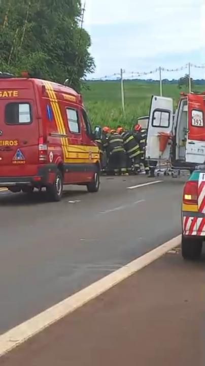 Foto 6 de 16 — Colisão entre 3 veículos provoca morte na SP-255